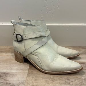 Free People Back Loop Ankle Boot Western Point Toe Cream White Distressed SZ 10